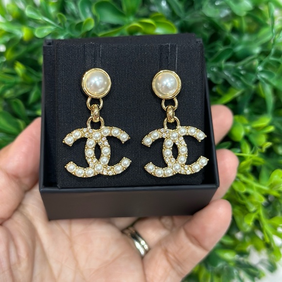 CHANEL 24A DANGLE CC GOLD CRYSTAL & PEARL EARRINGS - Picture 5 of 8